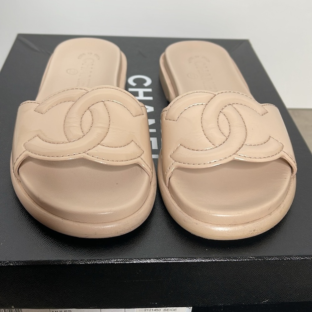 CHANEL CC Beige Patent Calfskin Leather Sandal Mules with Box - Picture 12 of 17